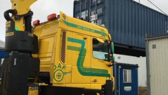 Kranbil udfører flytning af container